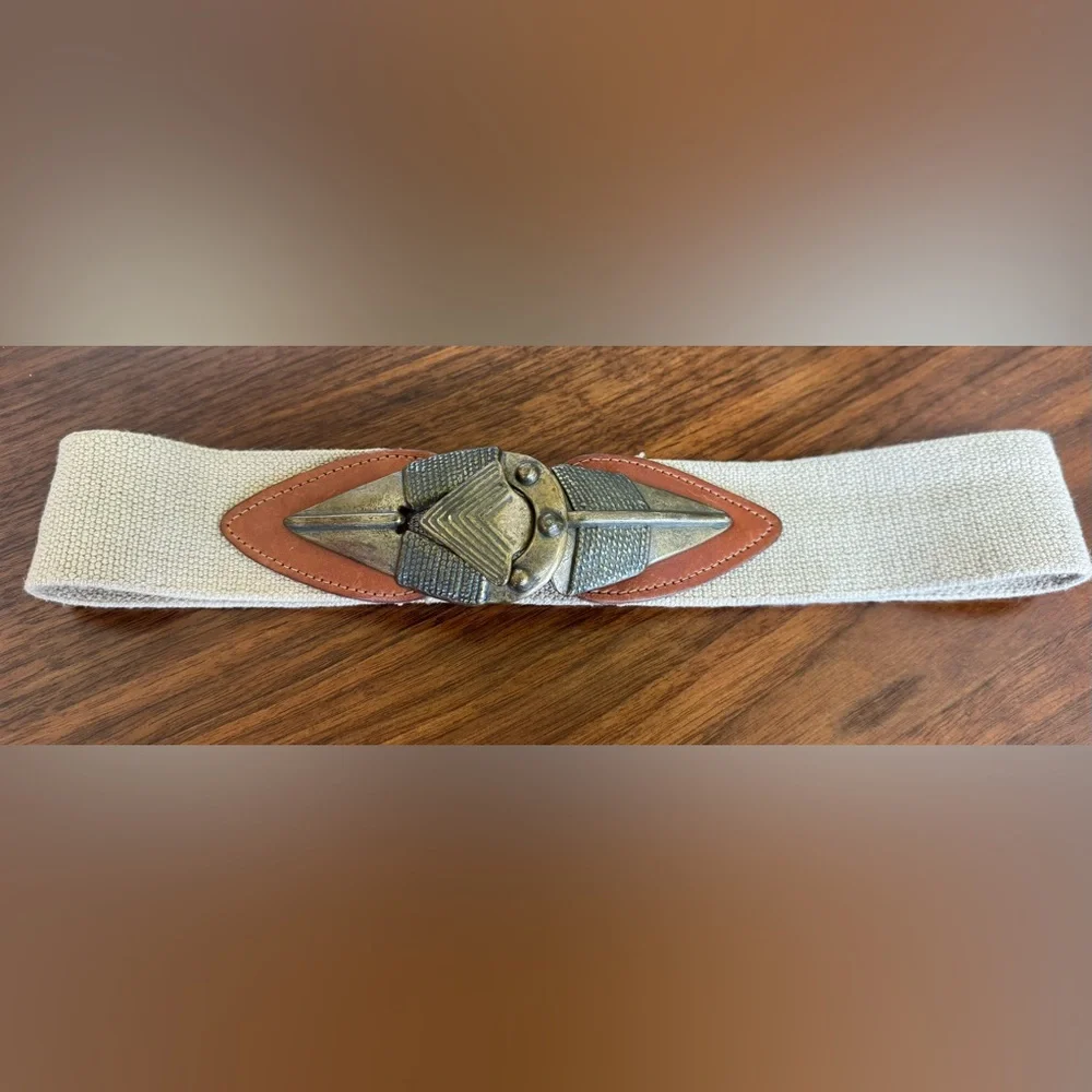 Arrowhead Omega belt. Vintage Size M: cinches your look with effortless style.